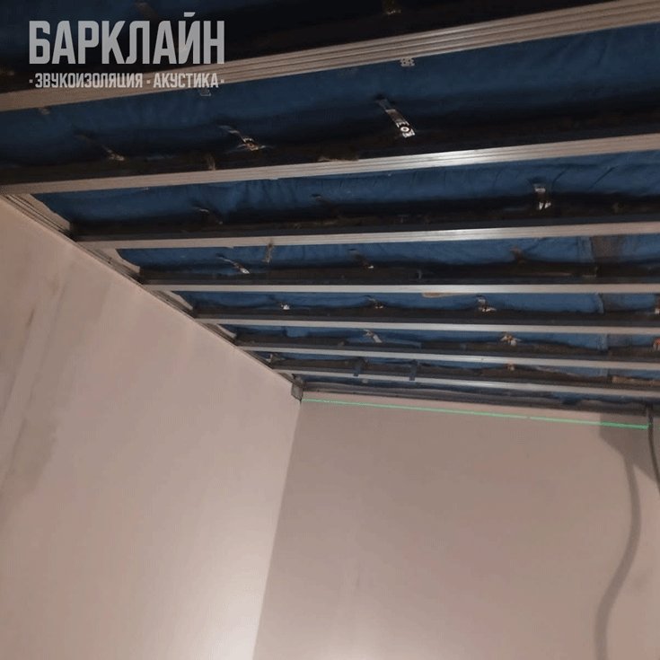 Монтаж каркаса для звукоизоляции потолка барабанной студии в Москве, эффективные каркасные решения