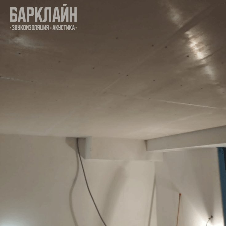 Монтаж каркаса для звукоизоляции потолка барабанной студии в Москве, эффективные каркасные решения