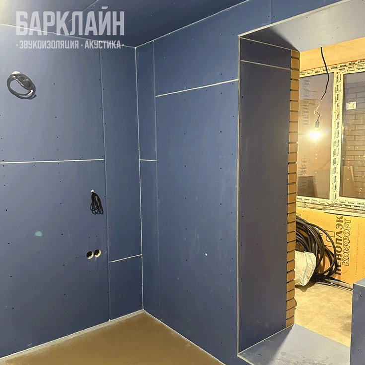 Фото помещения с установленной каркасной системой звукоизоляции от Барклайн