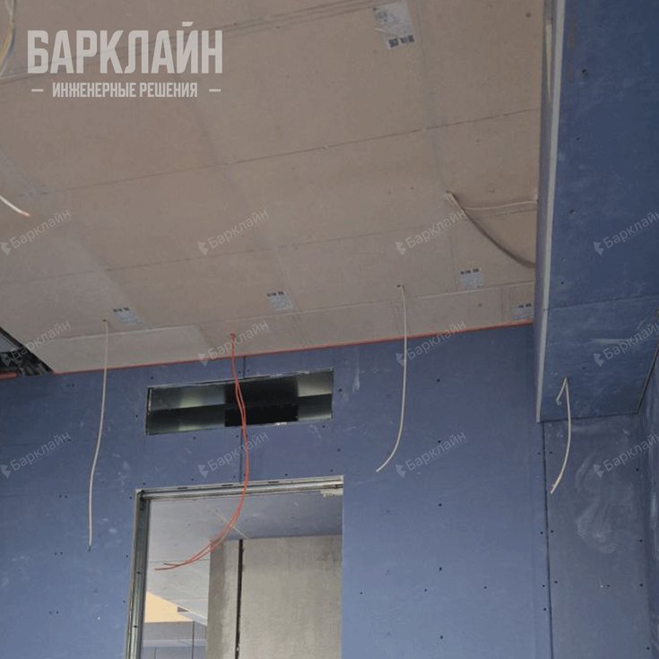 Обработка стыков стен и потолка, мест прохода коммуникаций и розеток невысыхающим вибродемпфирующим герметиком для устранения „звуковых мостиков