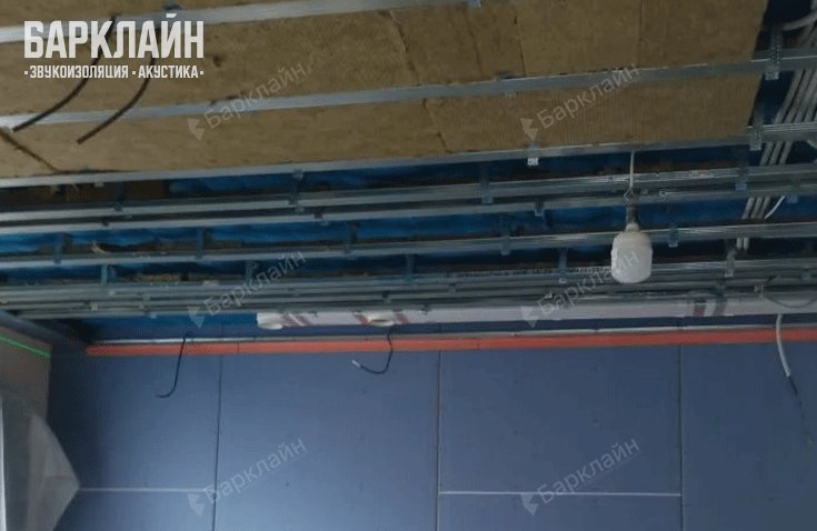 Просторная комната с завершённой звукоизоляцией, подготовленная к чистовой отделке.