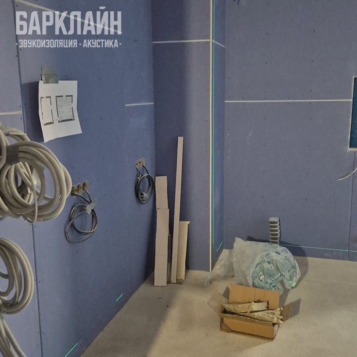 Изоляция стен и потолка с нишами под акустические колонки и звездное небо со светильниками на потолке