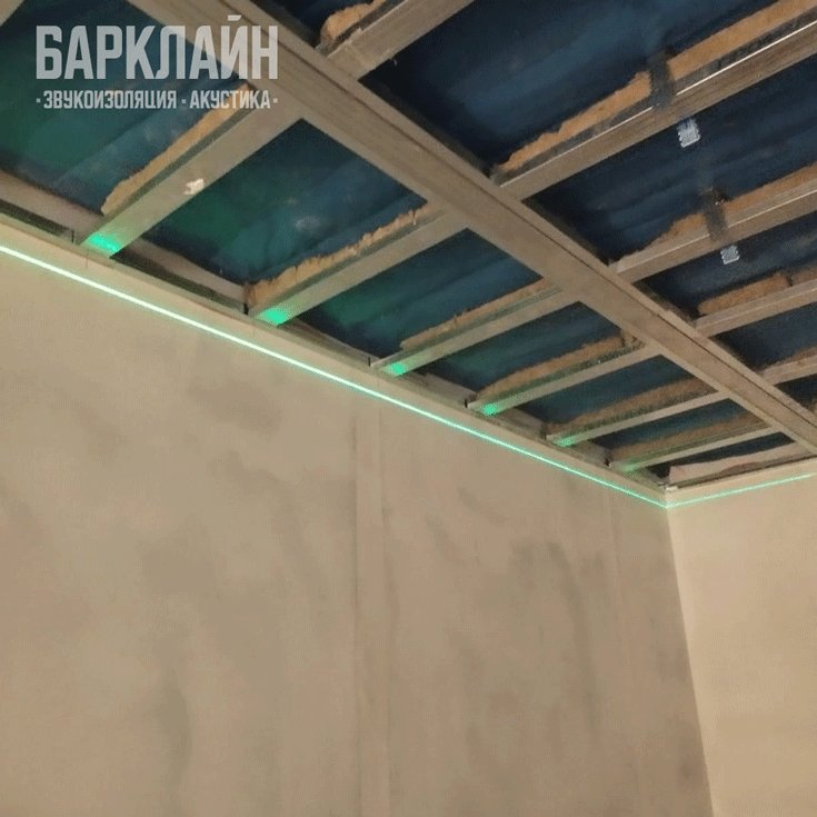 Установка звукопоглощающего мата для звукоизоляции потолка барабанной студии в Москве, эффективные каркасные решения