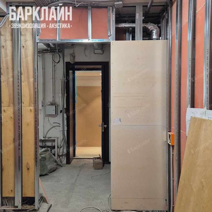 По линиям примыкания будущих перегородок к стенам, полу и потолку была наклеена виброизоляционная демпферная лента «ВиброСорб» шириной 100 мм