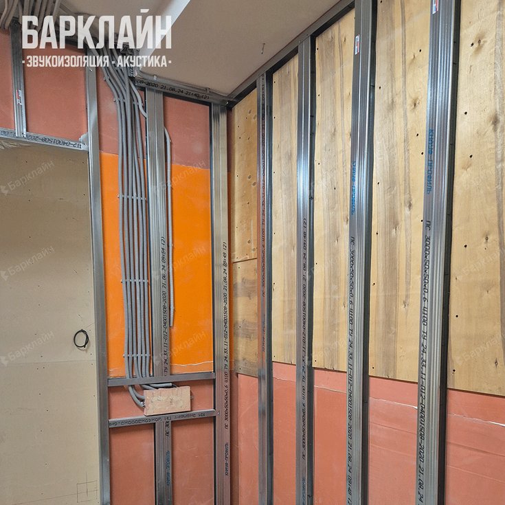 Монтаж каркаса: Направляющие профили ПН50 были закреплены через виброшайбы «ВиброСорб 18мм». Стоечные профили ПП50х50 установлены с шагом 400 мм, сдвоенные профиля для усиления