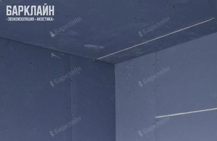Стены спальни, обшитые панелями, с подготовленными стыками и выведенными коммуникациями.