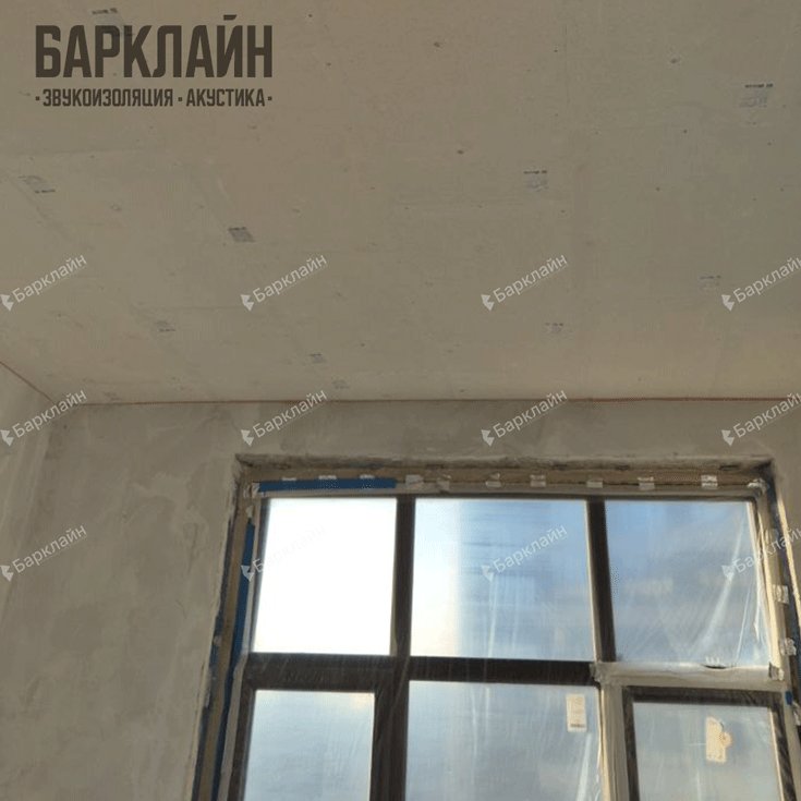 Комната с обшитым потолком, осталось смонтировать натяжное полотно.