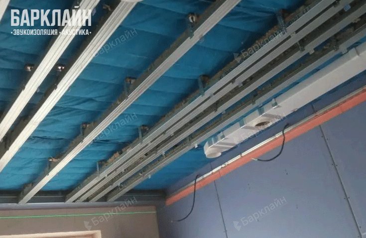 Демпферная лента, проложенная между металлическим профилем и строительными конструкциями.