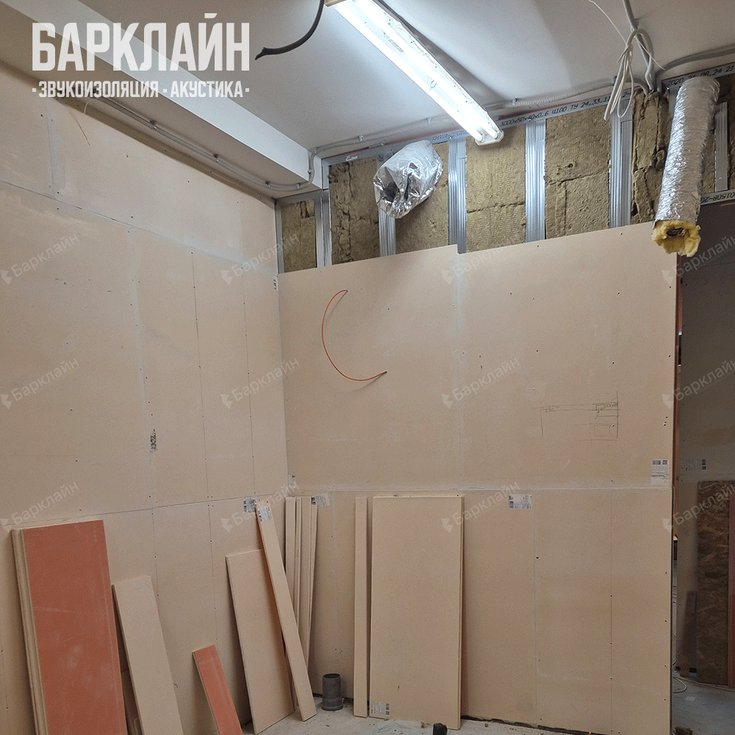 Заполнение звукопоглотителем: Внутреннее пространство каркаса было плотно заполнено звукопоглощающими плитами «Барклайн БасАкустик ПРО 50»