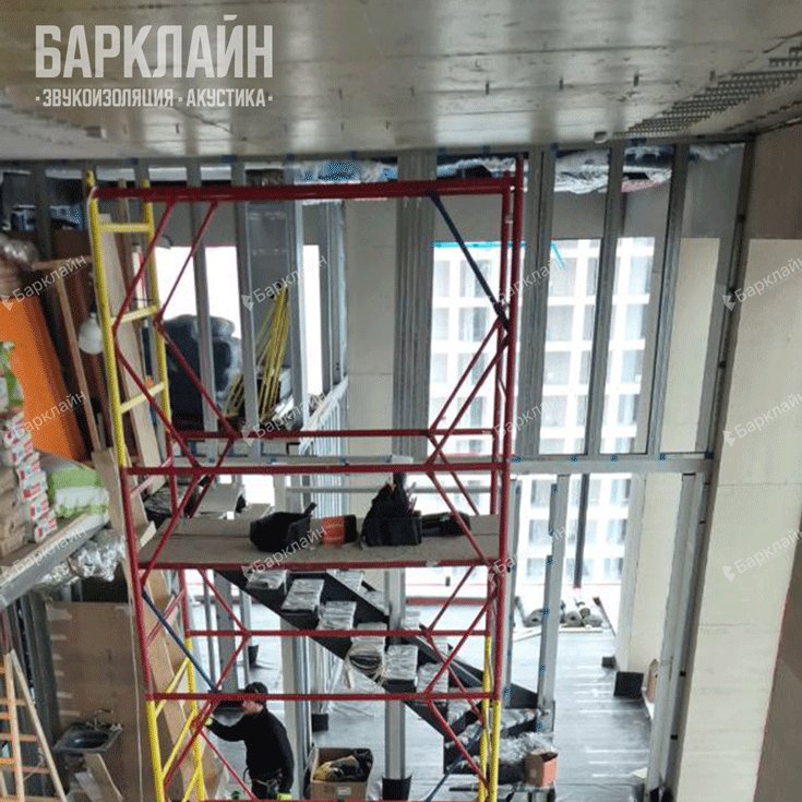 Ровный чёрный ковёр Гидроэласт с заходами на стены, готовый к следующему слою