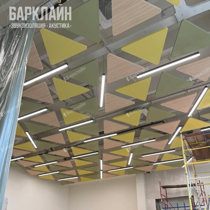Акустические острова, интегрированные с LED-светильниками и вентиляцией в потолочной системе актового зала