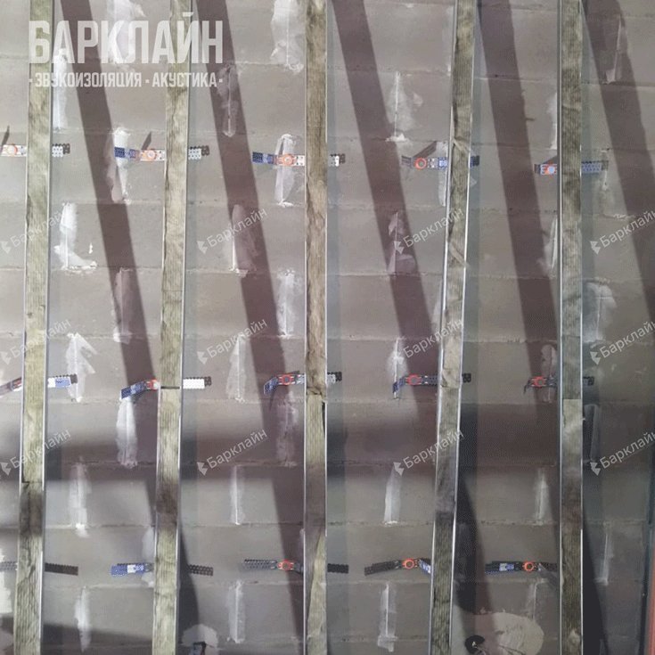 Укладка звукопоглощающих плит БасАкустик в каркас звукоизоляционной системы.