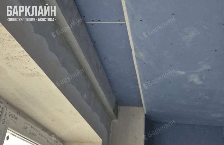 Аккуратно загерметизированные углы и примыкания звукоизоляционных конструкций.