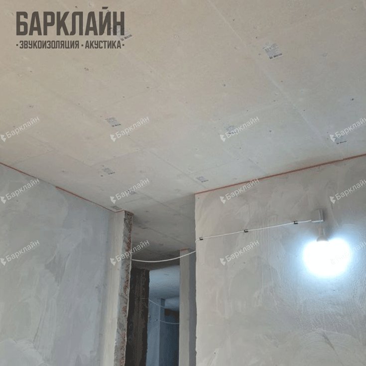 Подготовка к заливке стяжки: поверх мембраны уложена арматурная сетка.