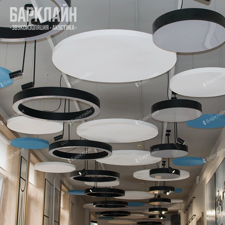 Подвесные акустические панели для школы, смонтированные на скрытых тросах в коридоре