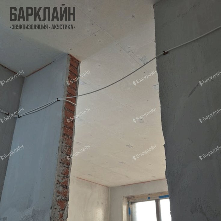 Комната, где одна половина потолка уже обшита гипсокартоном, вторая ещё панелями.