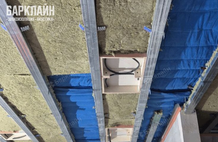 Звукоизоляционная стена «Стандарт Плюс», разделяющая кухню-гостиную и спальню.