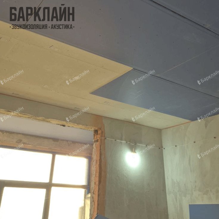 Мастер крепит плиту УниПлит 40 мм к бетонному перекрытию бескаркасным методом в квартире ЖК Река