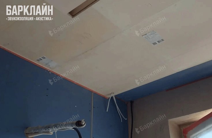 Крепёжные элементы и профили, совместимые друг с другом, на монтажной площадке.