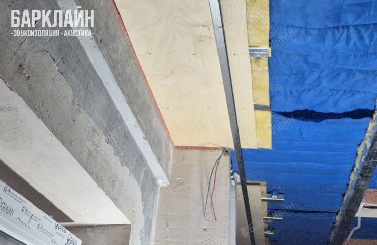 звукоизоляционные панели УниПлит, смонтированные на потолочный каркас, подготовленные под финиш.
