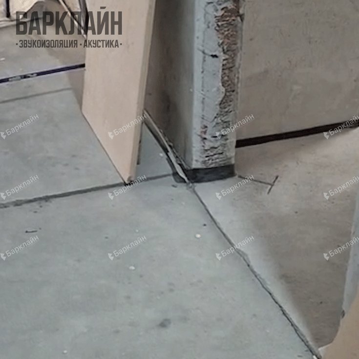 ВиброСорб уложен по всей площади, края подняты на стены.