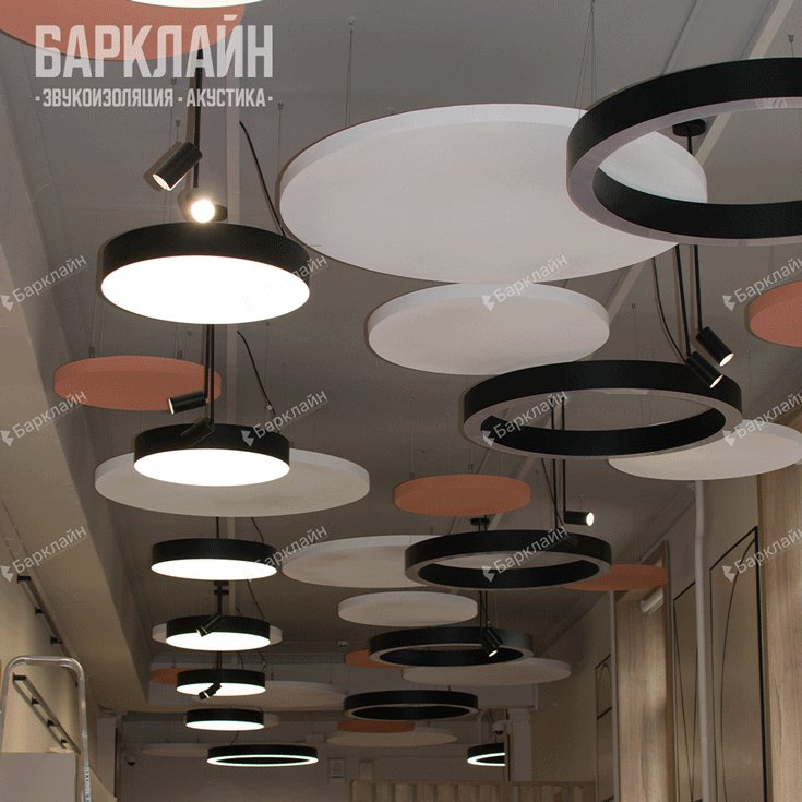 Акустические острова толщиной 20 мм на скрытых тросах в школьном коридоре — точечное размещение панелей с обходом светильников и пожарных датчиков