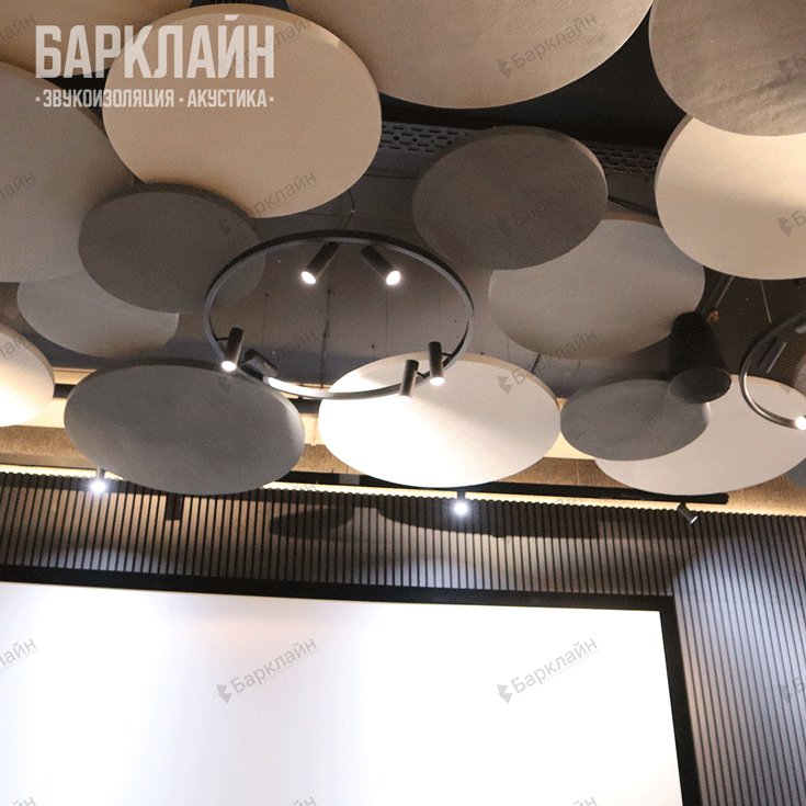 Оригинальное акустическое оформление стен и потолка в современном домашнем кинотеатре.